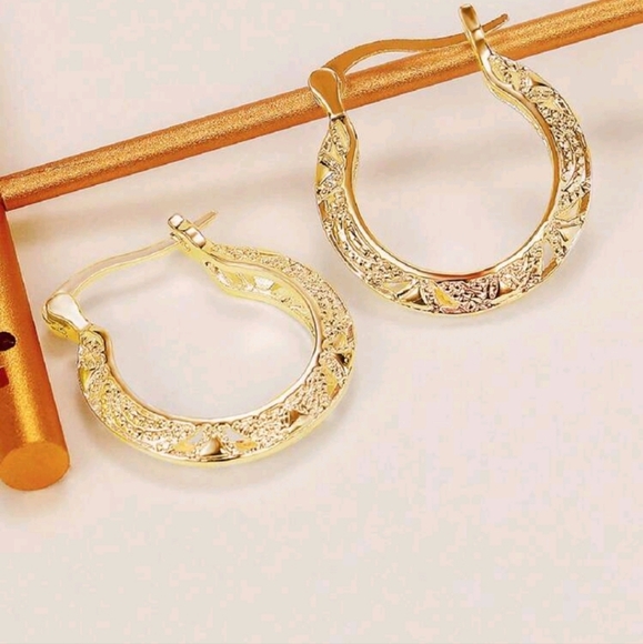 NIP Gold Fashion Earrings - Picture 3 of 4